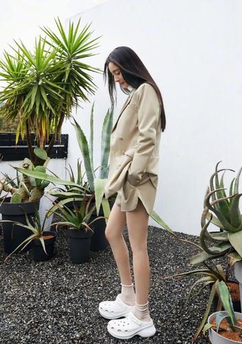 杨幂有大长腿就是任性,像洞洞鞋配袜子这种穿搭,也穿