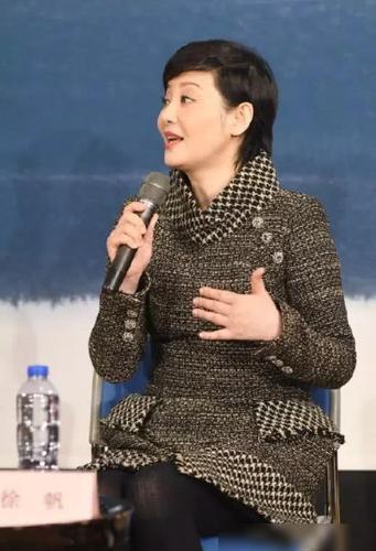 徐帆出席话剧《林则徐》新闻发布会,好久不见的徐老师好像有些发福