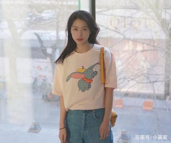 周雨彤穿上"小飞象"t恤,瞬间变身高中生,嫩到不行