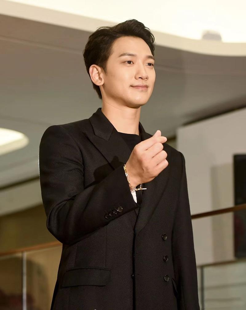 37岁rain喜得二胎后露面,185身高穿黑西装帅气,男神魅力挡不住