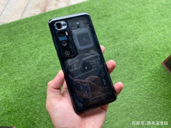 小米10至尊版风格变化也太大了,雷军亲自代言,网友:风格还行