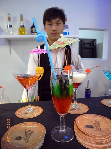 照片中间是他为我调好的鸡尾酒.