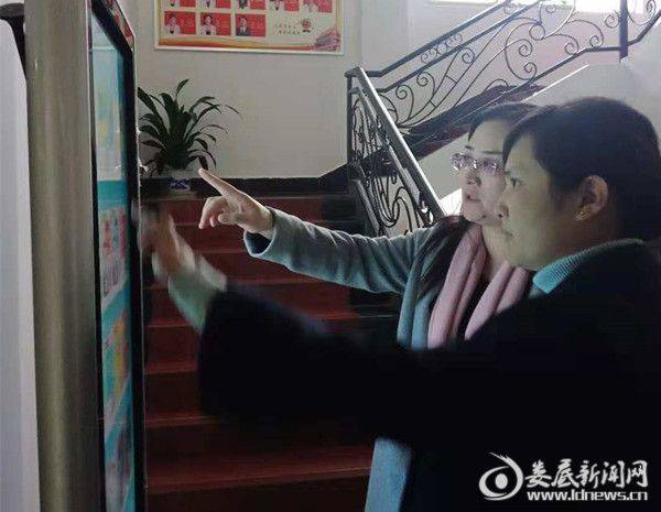邓娟一行观看了市图书馆馆情记录片后,实地察看少儿阅览室,电子阅览