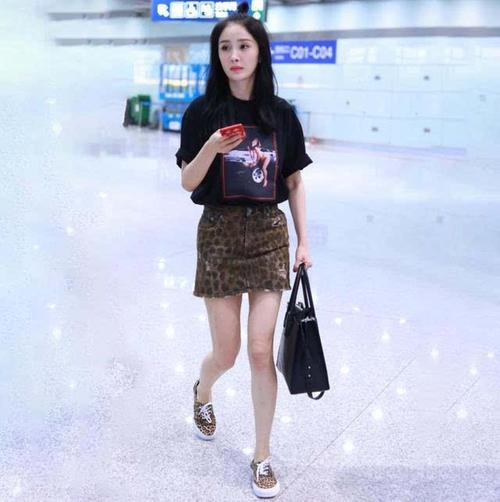 杨幂穿潮t"豹纹"裙时尚出行,苹果头减龄美如少女