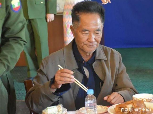 她的父亲名叫魏超仁,曾经效力于声名赫赫的"果敢王"彭家声,所以在现在