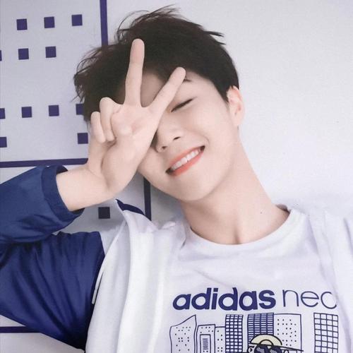 可爱的陈立农,缺少不了各种的手势比耶