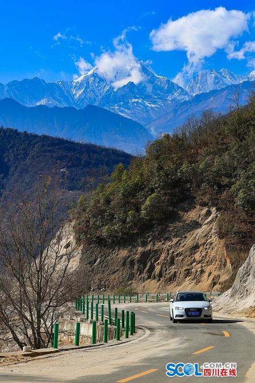 石棉王岗坪景区道路a标段进入防护栏安装阶段,已初步具备通行条件