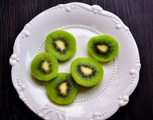 将猕猴桃横着切片,露出漂亮的图案