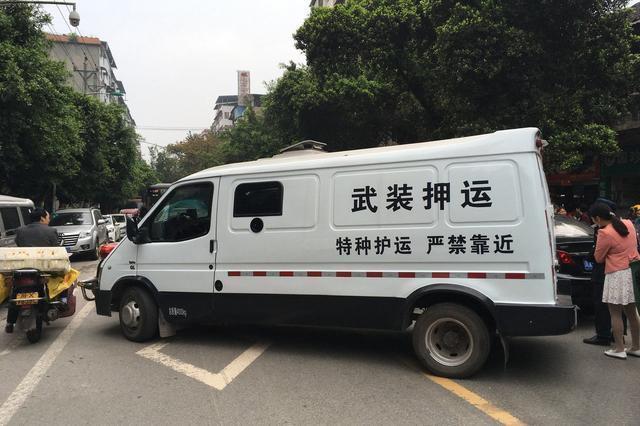 运钞车在行驶过程中,可以有权拒绝交警的检查吗?