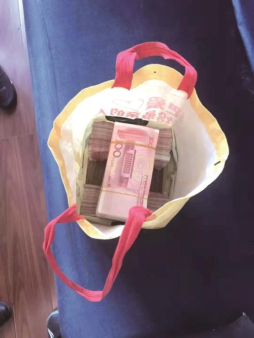 乘客遗失30万元现金 大义的哥交给警察