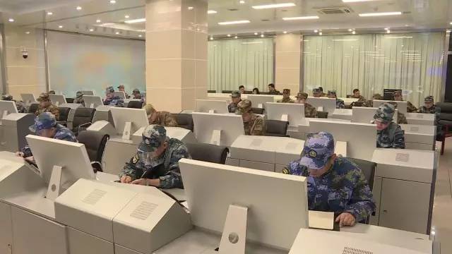 通过指挥信息网络,联指中心与战区陆军,空军,火箭军等军种指挥所异地