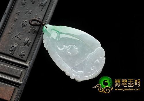 糯冰种飘翠缅甸翡翠a货龙头鱼挂件