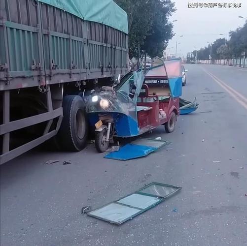 葫芦岛钢屯集贸市场附近一辆大挂车和三轮车相撞,三轮