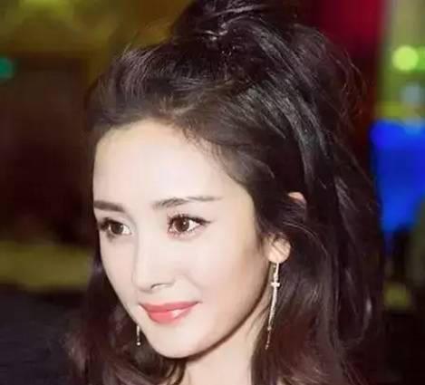 扎半高的苹果头,制造出蓬松的感觉,将头发有些凌乱随意的散落,立马就