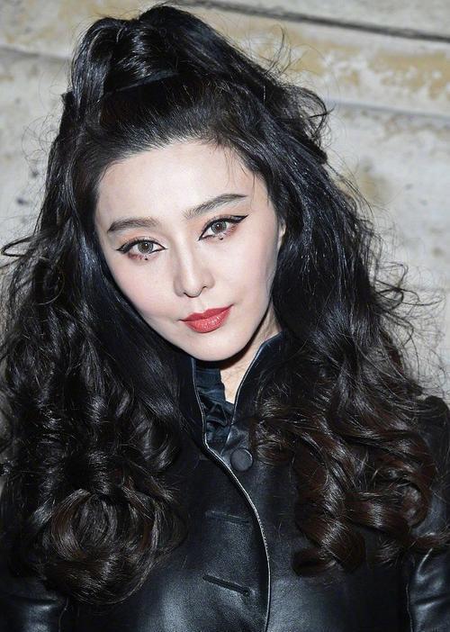 但是范冰冰的直发造型不但体现出中华女性的温婉大气,更显得范冰冰