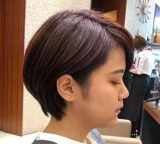 女人头发多还很炸如果想要剪短发必须要做柔顺处理