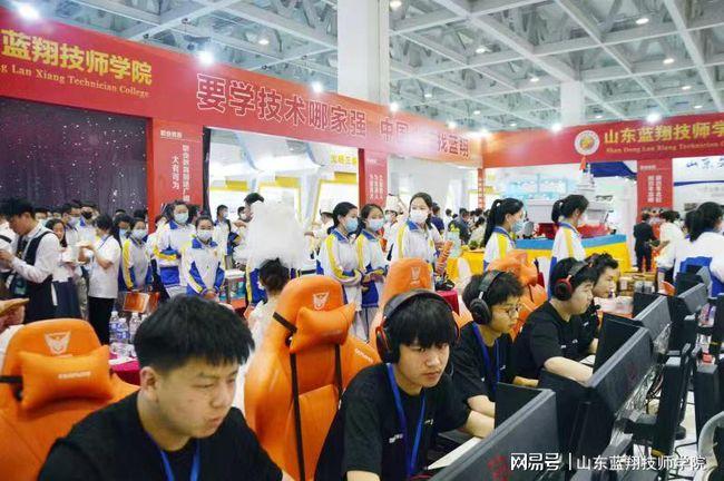 其中,山东蓝翔技师学院电子竞技专业的展区看吸引了众多参展观众驻足.