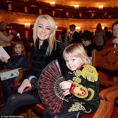 据外媒报道,获得过两次冬奥会花滑男单冠军的"冰王子"普鲁申科的妻子