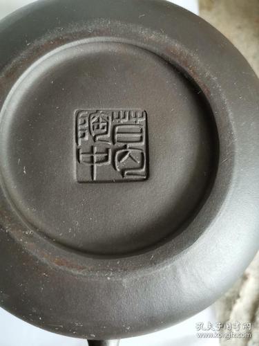 紫砂壶一把,葛陶中制,壶嘴有一米粒缺口