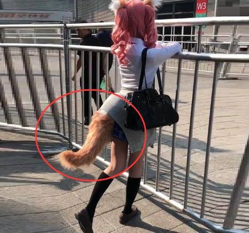 冷静萌宠搞笑皮卡丘·2021-06-10印度街头惊现蓝色的狗难道是变异了吗