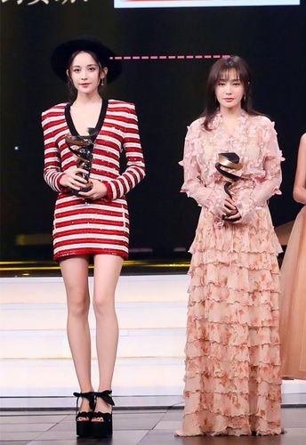 秦岚穿25cm高跟鞋像踩高跷,古力娜扎身高172也穿恨天高?