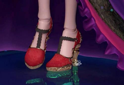 罗丽公主相遇的王默,在变身之后的着装多为粉红色,而她的高跟鞋是属于