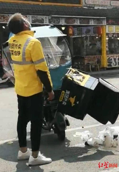 货箱翻了连洒10杯奶茶 新手外卖小哥强忍泪水:掏钱补齐先送货