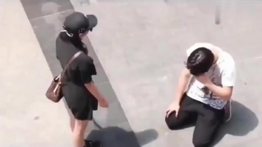 男子过节没有买礼物被女友要求当街双膝下跪认错你怎么看