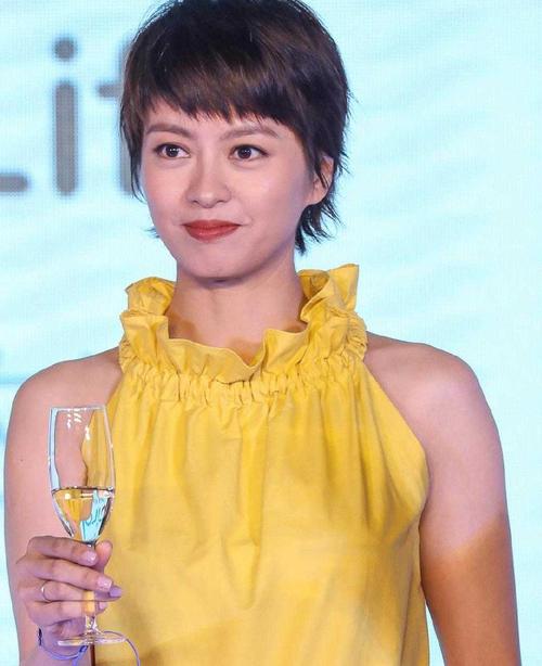 梁咏琪真会穿,黄色削肩上衣配9分裤很高级,外国老公真