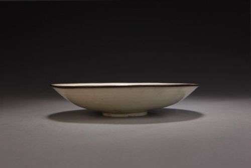 定窑白釉刻划花海水双鱼纹盘