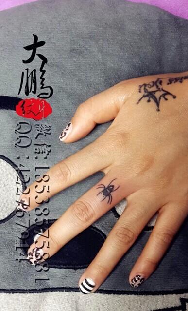 手指个性的小蜘蛛刺青 - 798纹身网