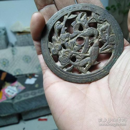 铜镂空花钱,年代未知,今天下午刚收的,拿在手里感觉好像不平似的,总体