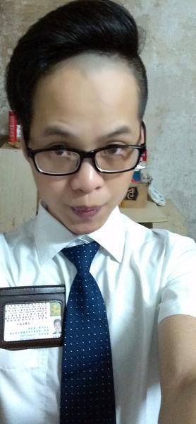 说成秃顶呢,还有就是一个商人为什么要留一些小混混的发型呢我觉得不