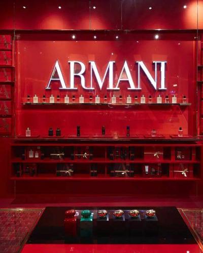 眼花缭乱的美妆产品试到手软, 限量刻字单品抢先收藏,还有 阿玛尼全球