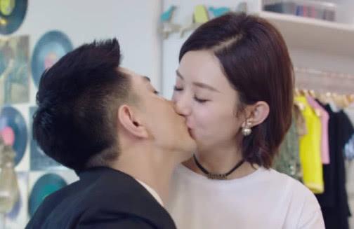 金瀚"狂吻"赵丽颖,谁注意赵丽颖的反应?直接暴露女人的本性