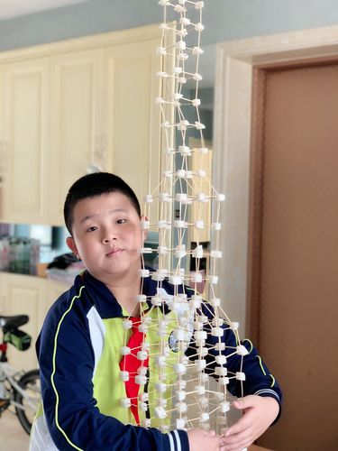 重量逐渐增加,三角形结构形状不易改变,保持稳定,高塔依然屹立不倒