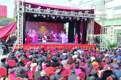 "正月初三,在福建省莆田市东庄镇石码村厝厅戏台观看莆仙戏演出时,在