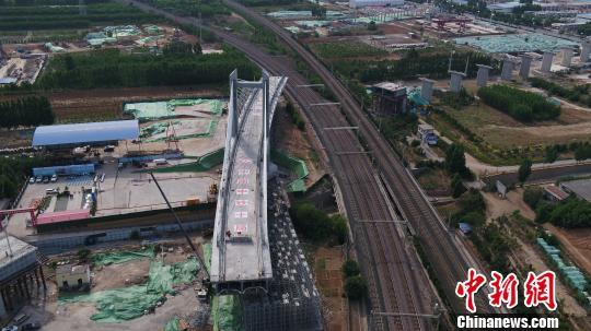 5万吨铁路矮塔斜拉桥转体成功 创四项施工纪录