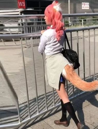 女子穿奇装异服引来路人关注孩子一句话所有人哄然大笑