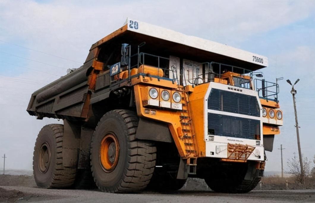 世界上最大的卡车能拉多少吨有多大一个轮胎轻松压扁小轿车