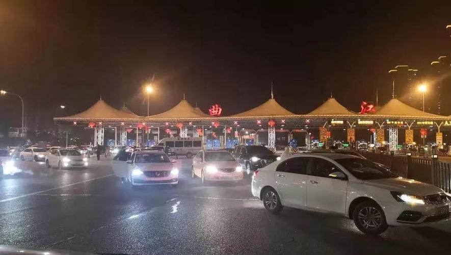 我司渭南同事7号返回西安时因为是外地户口被拦在灞桥收费站,执勤交警