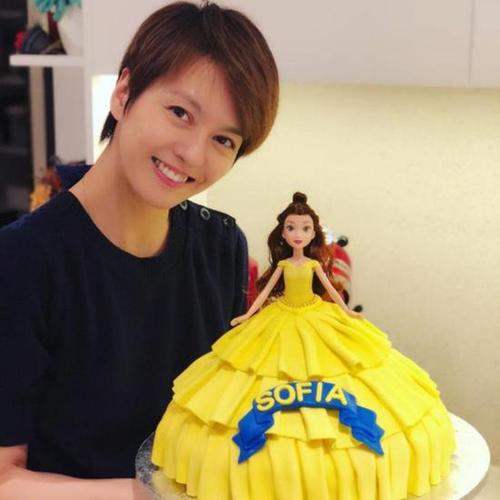 梁咏琪亲手为混血女儿做生日蛋糕 3岁sofia超可爱