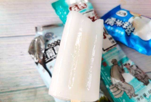 外包装很简陋,但是却非常好吃的雪糕,00后吃得少,你吃