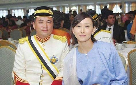 公寓其父是故拿督朱正华,朱正华曾担负马来西亚中华总商会担任人和政
