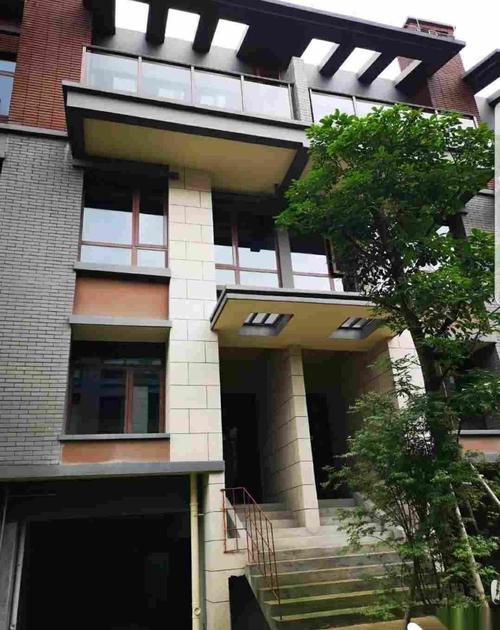 秀峰区荣和林溪府联排别墅 4层 4室3厅3卫 258万
