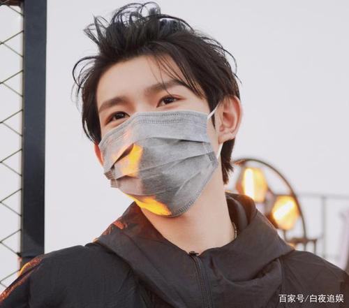 王源戴口罩上台彩排,看到他拿麦那一刻,确定他是19岁