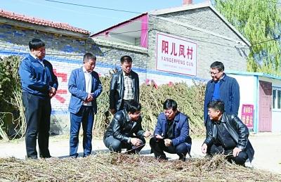 图为沁源县委书记金所军(右三)在调研脱贫攻坚情况.资料图片