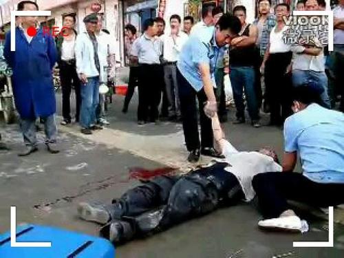 街头杀人现场:警察出警慢导致被杀者血流满地抢救无效死亡