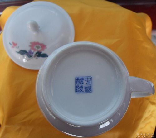 首页 集市捡漏 陶器瓷器  湖南醴陵群力2001版毛瓷菊花杯 br> br>第一