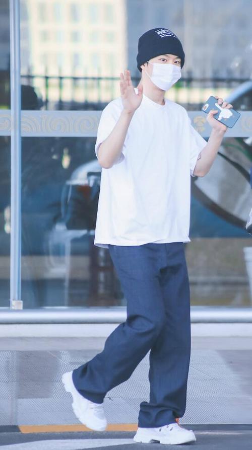范丞丞穿"黑白配"极简装超低调,戴口罩帽子包裹严实难掩帅颜,一路狂